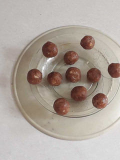 ખજૂર અને પલાળેલ શીંગદાણા ના લાડુ (Khajoor Paladela Shingdana Ladoo Recipe In Gujarati) રેસીપી મુખ્ય ફોટો