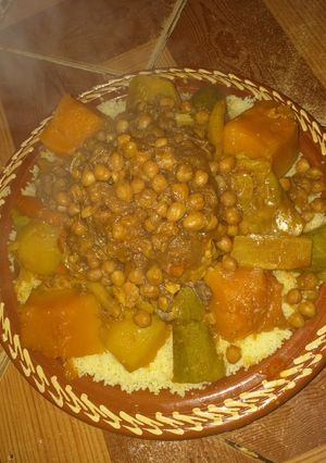 A picture of Couscous with Tfaya and Vegetables.