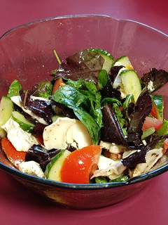 Una foto de Ensalada del día con rulo de cabra