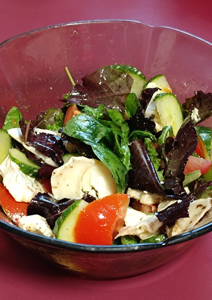 Una foto de Ensalada del día con rulo de cabra