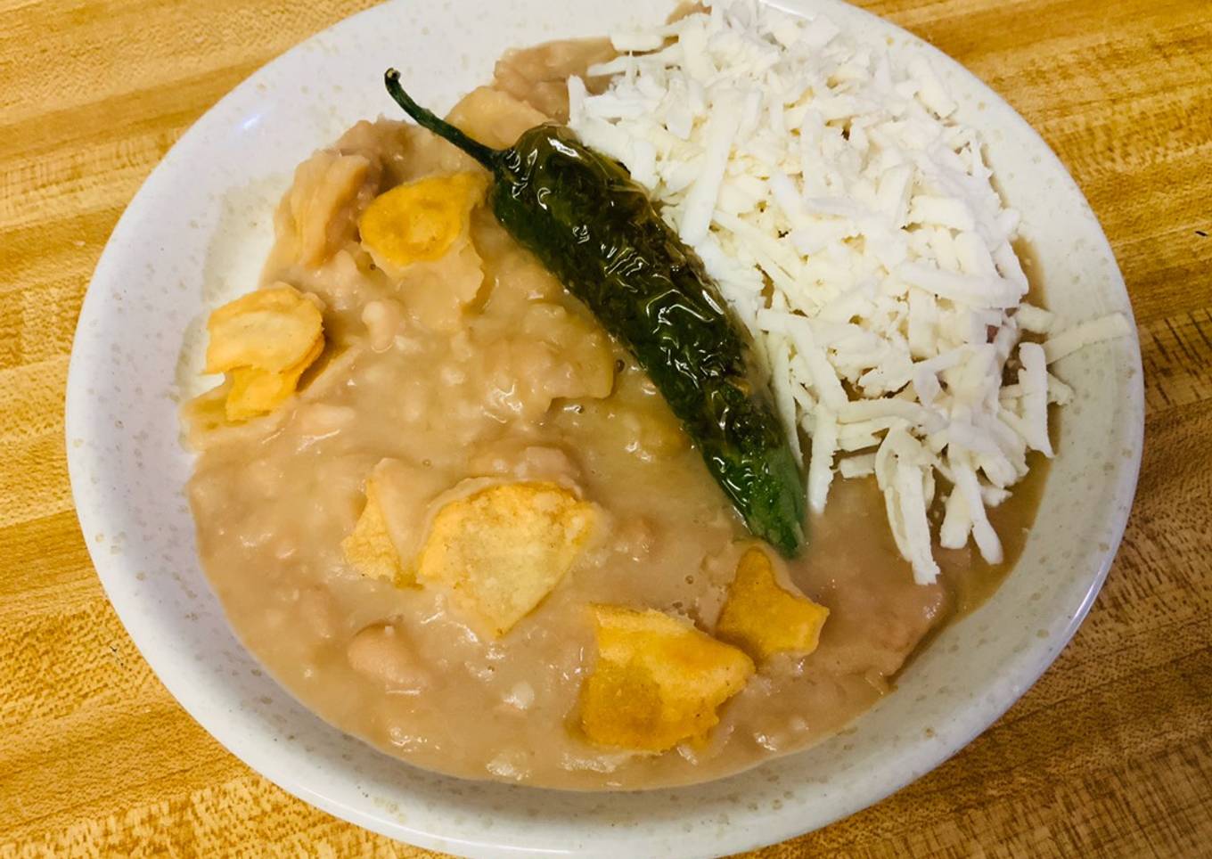 Frijoles Refritos con Sopitas de Tortilla