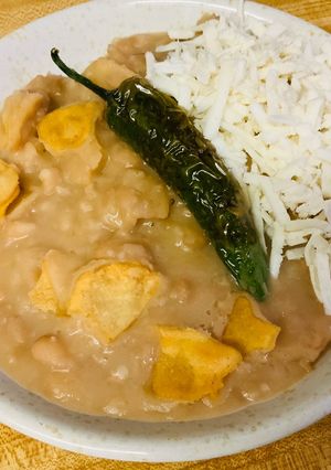 Una foto de Frijoles Refritos con Sopitas de Tortilla