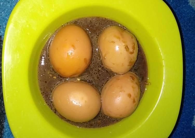 Langkah Mudah untuk Menyiapkan Semur telur sederhana, Menggugah Selera