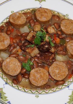 Una foto de POROTOS PINTO CON CHORIZOS CASEROS. JON STYLE