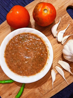 टमाटर लहसुन की चटनी (Tamatar lahsun ki chutney recipe in Hindi) रेसिपी मुख्य फोटो