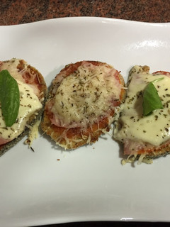 Una foto de Pizza falsa con berenjena