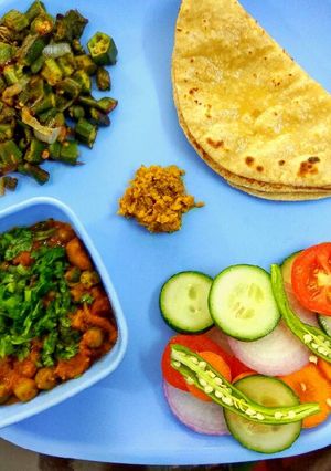 लंच चपाती सलाद भिंडी मसाला सोयाबीन मटर की सब्ज़ी रेसिपी मुख्य फोटो