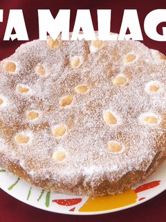 Una foto de Torta malagueña con almendras