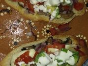 Una foto de molletes mexicano