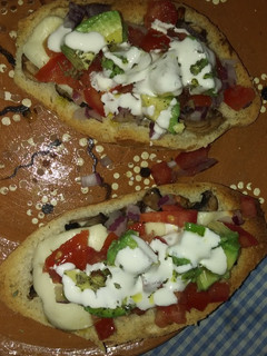 Una foto de Molletes de champiñones 🍄🍄