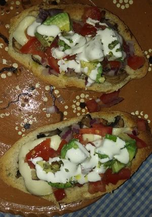 Una foto de Molletes de champiñones 🍄🍄