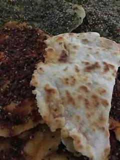 صورة لوصفة مناقيش زعتر وفليفلة وجبنة عل الصاج