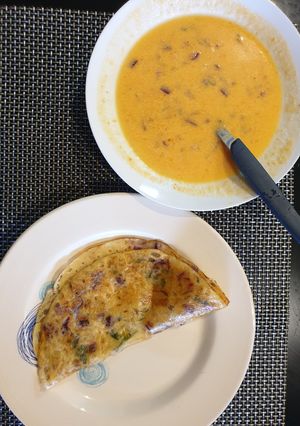 Una foto de Tortilla de sémola, arroz y vegetales para adultos y bebés
