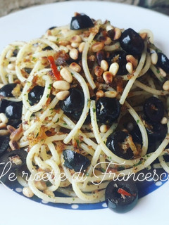 A picture of Spaghetti Aglio e Olio with Olives and Crunchy Bread.