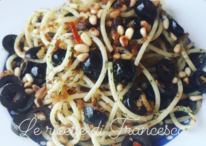 Spaghetti aglio e olio con olive e pane croccante