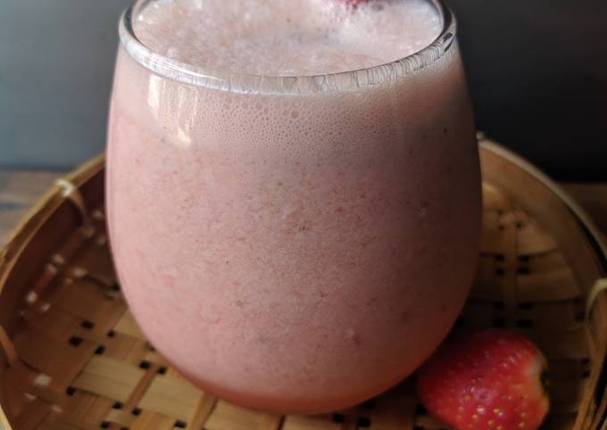Recipe: Delicious Strawberry Yakult Juice