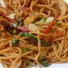 Stir fry chicken noddles A picture of Stir fry chicken noddles.