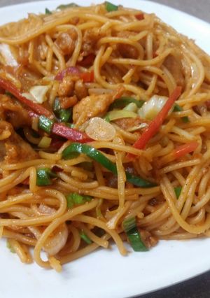 A picture of Stir fry chicken noddles.