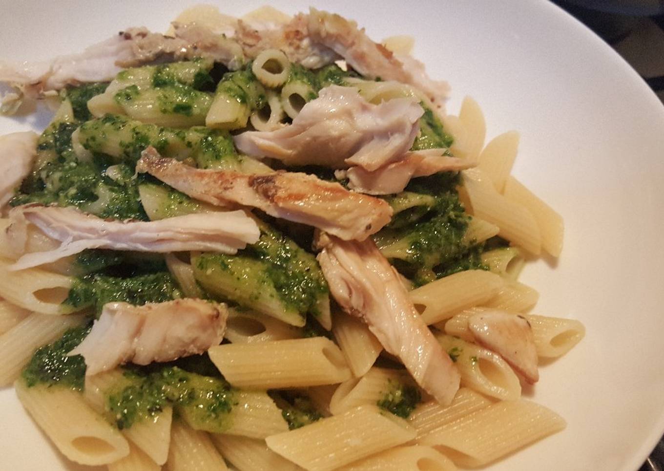 Pasta rápida con pesto y pollo