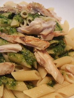 Una foto de Pasta rápida con pesto y pollo