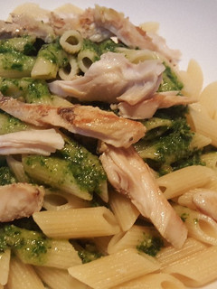 Una foto de Pasta rápida con pesto y pollo
