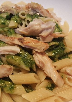 Una foto de Pasta rápida con pesto y pollo