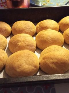 Una foto de Pancitos integrales con queso parmesano😋🍞🧀