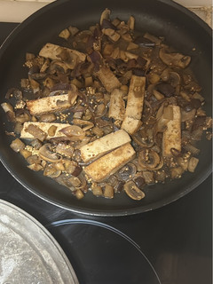 Una foto de Tofu ahumado con verduras y salsa miso