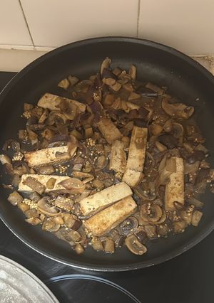Una foto de Tofu ahumado con verduras y salsa miso