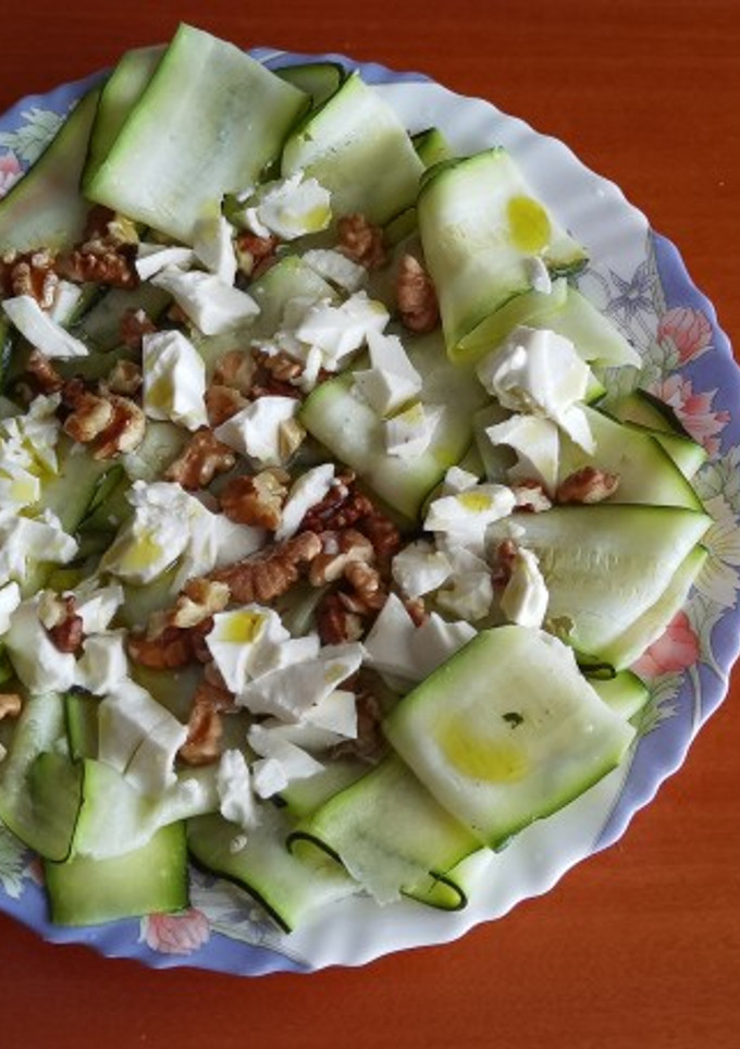 Una foto de Ensalada de calabacín, queso de cabra y frutos secos