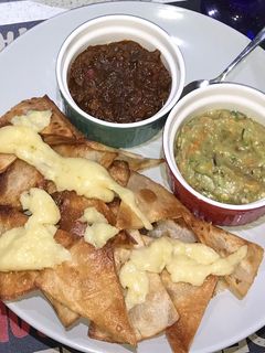 Una foto de Nachos caseros con carne chili y guacamole - Zahira