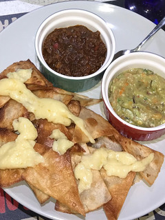 Una foto de Nachos caseros con carne chili y guacamole - Zahira