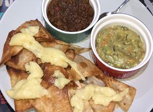 Una foto de Nachos caseros con carne chili y guacamole - Zahira