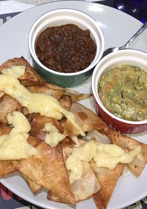 Una foto de Nachos caseros con carne chili y guacamole - Zahira