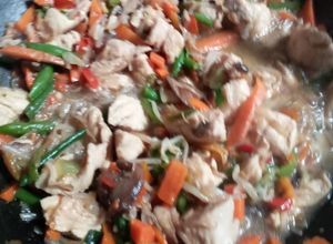 Una foto de Chapsui de pollo con arroz chino simple