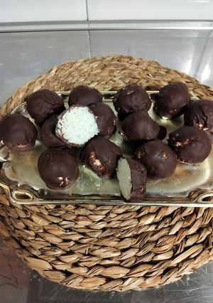 Una foto de Bombones de coco y cobertura de chocolate