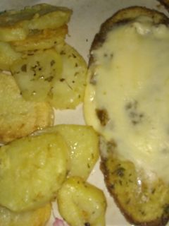 Una foto de Milanesas de berenjena con papas al horno
