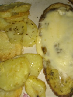 Una foto de Milanesas de berenjena con papas al horno