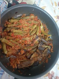 عکسی از دستور بامیه بادمجون با گوشت چرخ کرده