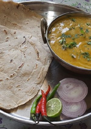 A picture of Jowar Bhakri and pithla.