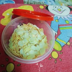 A picture of Almond Flakes at home.