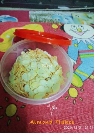 A picture of Almond Flakes at home.