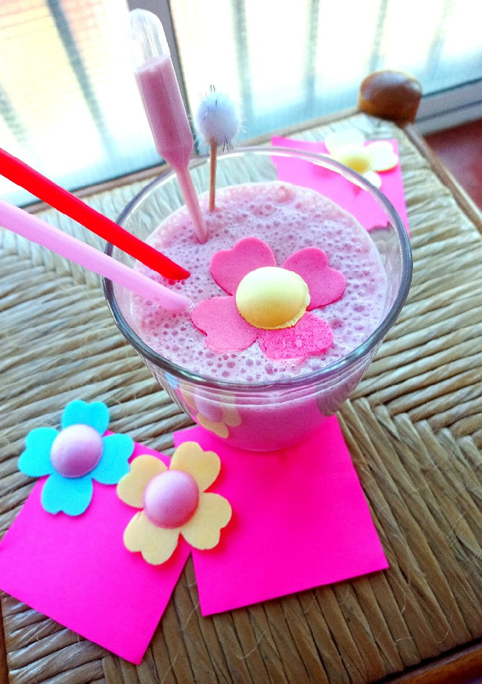 Una foto de Batido de fresas y danonino