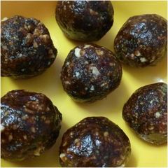 A picture of Dates almond balls.