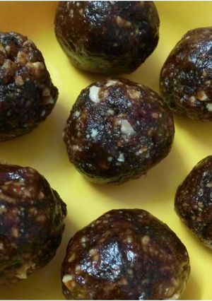 A picture of Dates almond balls.
