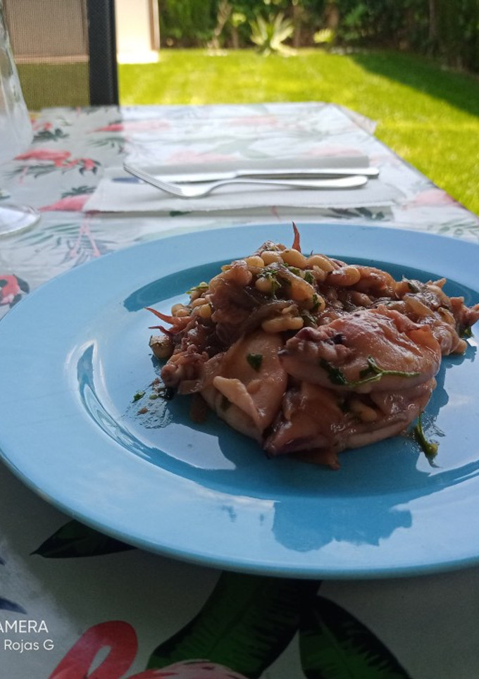 Una foto de Calamarcitos en cebolla caramelizada y judías de Santa Pau