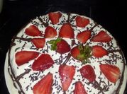 Una foto de tortas de fresas y crema