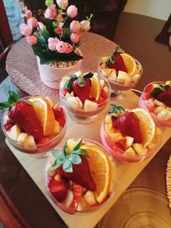 صورة لوصفة 🍒فلون فراولة وشوكولاطة مع سلطة فواكه🍒
