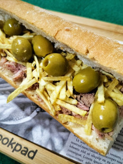 Una foto de Bocadillo de atún con mayonesa, papas y aceitunas