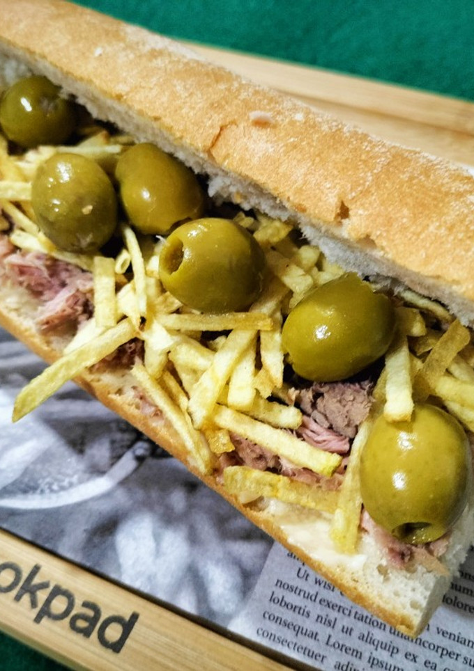 Una foto de Bocadillo de atún con mayonesa, papas y aceitunas